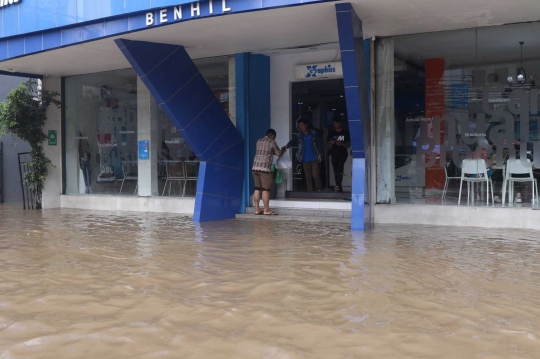 Banjir Lumpuhkan Kawasan Pertokoan Benhil