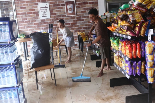 Banjir Lumpuhkan Kawasan Pertokoan Benhil