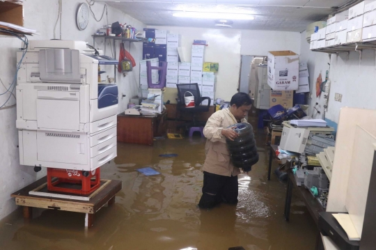 Banjir Lumpuhkan Kawasan Pertokoan Benhil