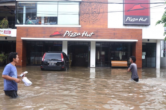 Banjir Lumpuhkan Kawasan Pertokoan Benhil