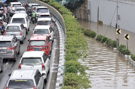 Banjir Rendam Underpass Senen