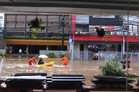 Banjir Setinggi Pinggang Orang Dewasa Rendam Kawasan Benhil