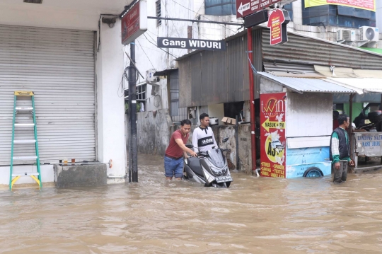 Banjir Setinggi Pinggang Orang Dewasa Rendam Kawasan Benhil