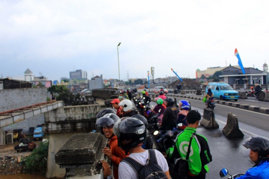 Aksi Nekat Bocah Loncat ke Kali Ciliwung yang Meluap Jadi Tontonan Warga