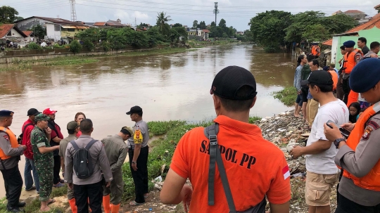 Petugas Gabungan Pantau Orang Hanyut di Sungai Ciliwung