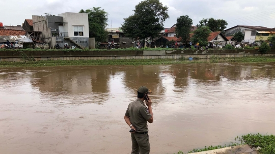 Petugas Gabungan Pantau Orang Hanyut di Sungai Ciliwung