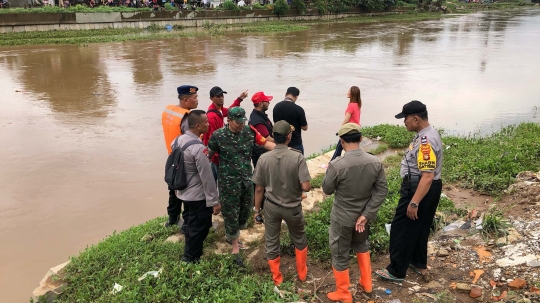 Petugas Gabungan Pantau Orang Hanyut di Sungai Ciliwung