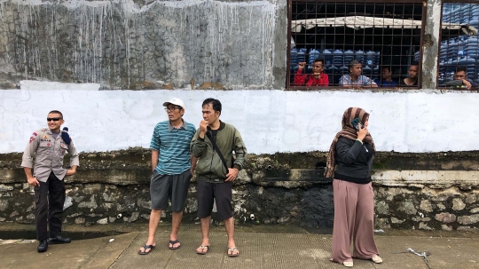 Petugas Gabungan Pantau Orang Hanyut di Sungai Ciliwung