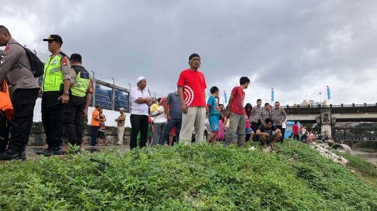 Petugas Gabungan Pantau Orang Hanyut di Sungai Ciliwung