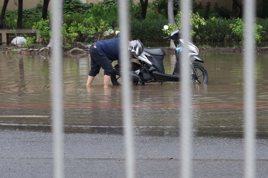 Warga Manfaatkan Genangan untuk Cuci Kendaraan