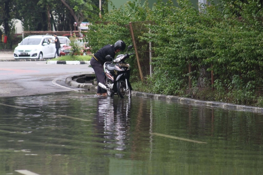 Warga Manfaatkan Genangan untuk Cuci Kendaraan