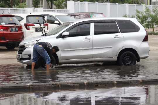 Warga Manfaatkan Genangan untuk Cuci Kendaraan