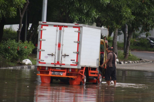 Warga Manfaatkan Genangan untuk Cuci Kendaraan