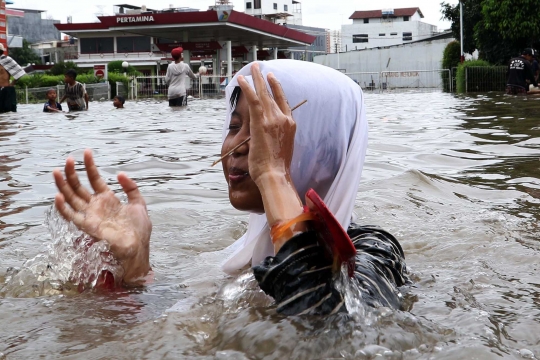 Banjir Sepaha, Lalu Lintas Depan Green Garden Jakbar Lumpuh