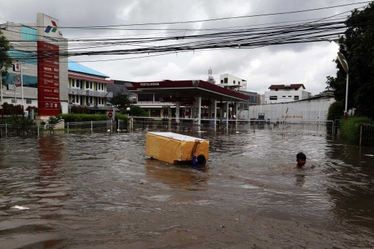 Banjir Sepaha, Lalu Lintas Depan Green Garden Jakbar Lumpuh
