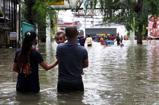 Banjir Sepaha, Lalu Lintas Depan Green Garden Jakbar Lumpuh