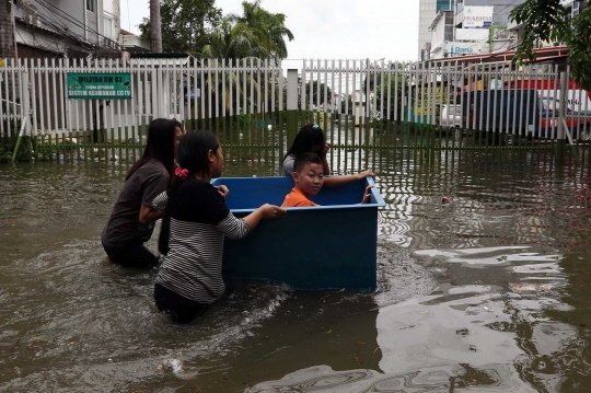 Banjir Sepaha, Lalu Lintas Depan Green Garden Jakbar Lumpuh