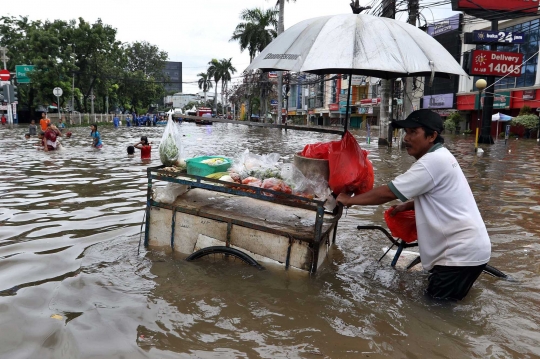 Banjir Sepaha, Lalu Lintas Depan Green Garden Jakbar Lumpuh