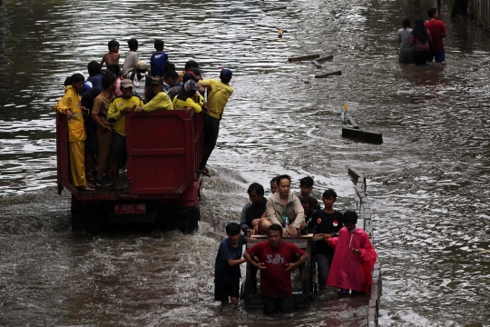 Banjir Sepaha, Lalu Lintas Depan Green Garden Jakbar Lumpuh