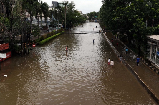 Banjir Sepaha, Lalu Lintas Depan Green Garden Jakbar Lumpuh