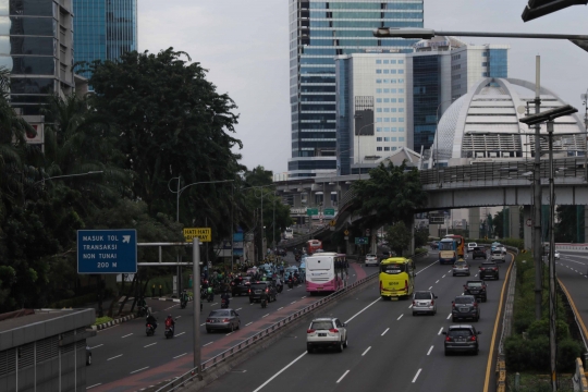 Jakarta Dikepung Banjir, Ruas Tol Dalam Kota Terpantau Lengang