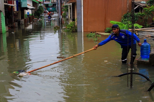 Banjir Setinggi Dada Orang Dewasa Rendam Bukit Duri