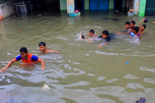 Banjir Setinggi Dada Orang Dewasa Rendam Bukit Duri