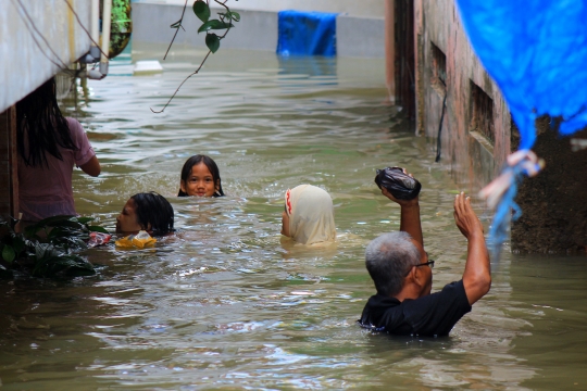 Banjir Setinggi Dada Orang Dewasa Rendam Bukit Duri