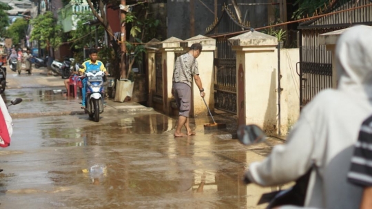 Banjir Surut, Warga Cipinang Muara Kerja Keras Bersihkan Perabotan