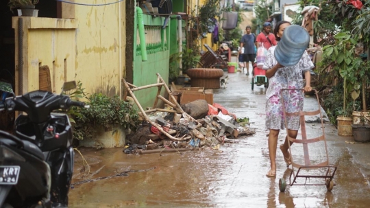 Banjir Surut, Warga Cipinang Muara Kerja Keras Bersihkan Perabotan