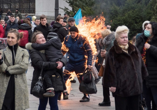 Aksi Nekat Pria Ukraina Bakar Diri di Depan Kantor Kepresidenan