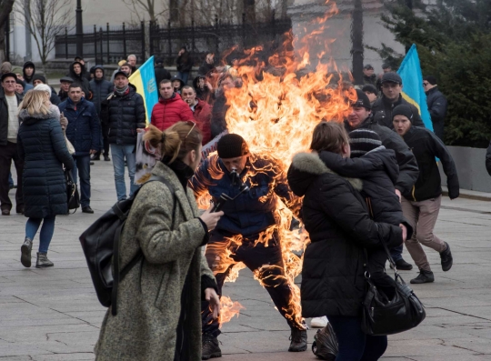Aksi Nekat Pria Ukraina Bakar Diri di Depan Kantor Kepresidenan