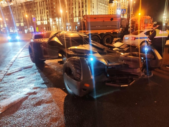 Penampakan Batmobile Curi Perhatian Polantas Moskow