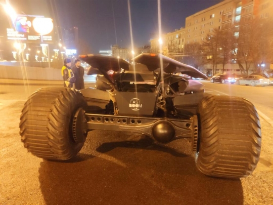 Penampakan Batmobile Curi Perhatian Polantas Moskow
