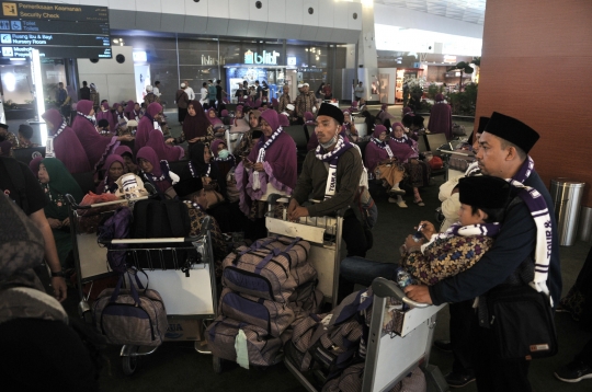 Ratusan Calon Jemaah Umrah Terlantar di Bandara Soekarno-Hatta