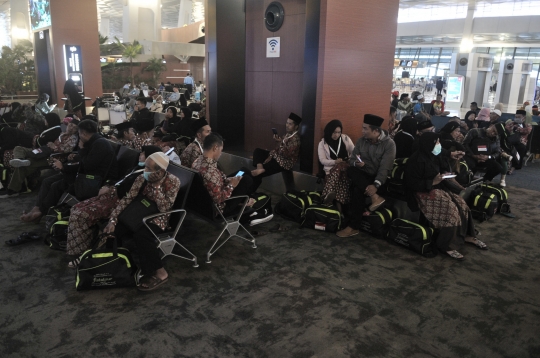 Ratusan Calon Jemaah Umrah Terlantar di Bandara Soekarno-Hatta