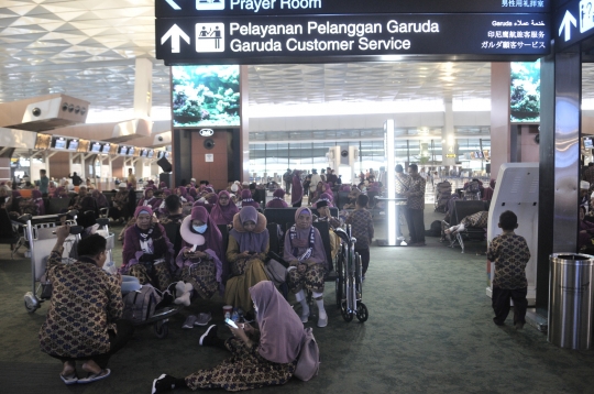 Ratusan Calon Jemaah Umrah Terlantar di Bandara Soekarno-Hatta