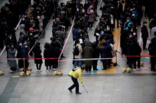 Mengular Demi Masker Pencegah Corona di Seoul