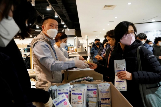 Mengular Demi Masker Pencegah Corona di Seoul