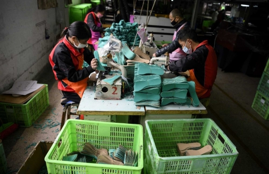 Potret Buruh Sepatu di Tengah Wabah Corona di China
