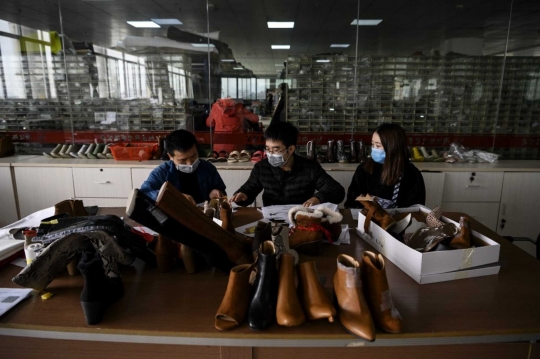Potret Buruh Sepatu di Tengah Wabah Corona di China