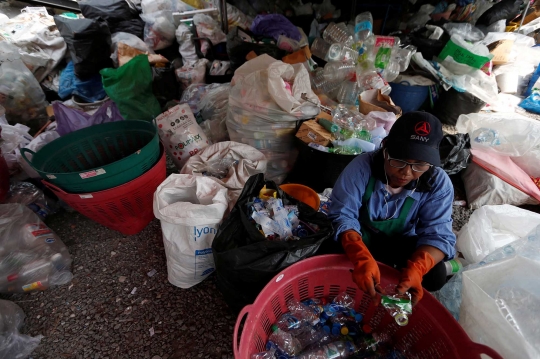 Mendaur Ulang Limbah Botol Plastik Jadi Jubah Biksu