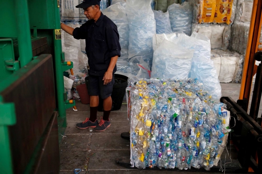 Mendaur Ulang Limbah Botol Plastik Jadi Jubah Biksu