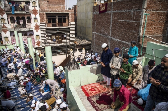 Ibadah Umat Muslim India di Tengah Memanasnya Situasi di New Delhi
