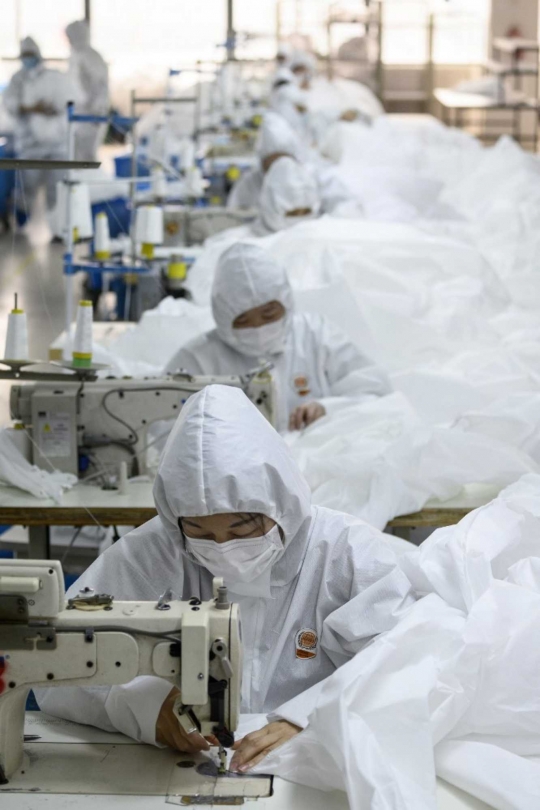 Intip Pembuatan Hazmat Siut, Baju Antivirus Corona di China