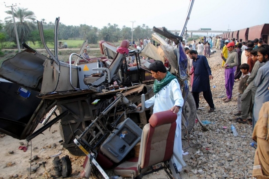 Terhantam Kereta, Bus Maut Terbelah dan Tewaskan 18 Penumpang di Pakistan