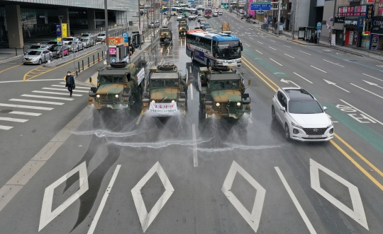 Perangi Corona, Korsel Kerahkan Kendaraan Militer untuk Semprot Disinfektan