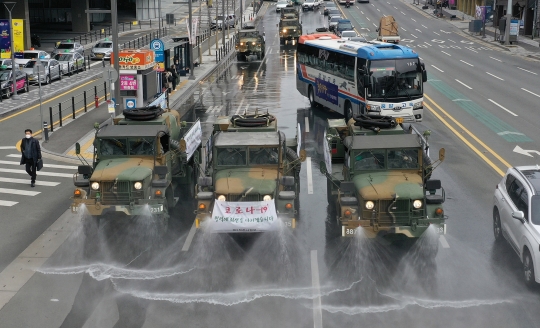 Perangi Corona, Korsel Kerahkan Kendaraan Militer untuk Semprot Disinfektan