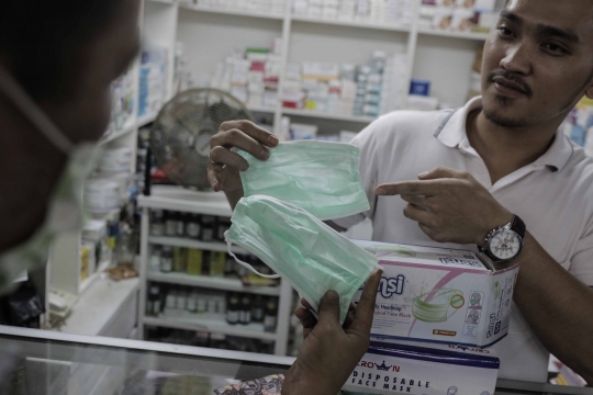 Warga Borong Masker di Pasar Pramuka