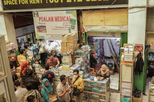 Warga Borong Masker di Pasar Pramuka